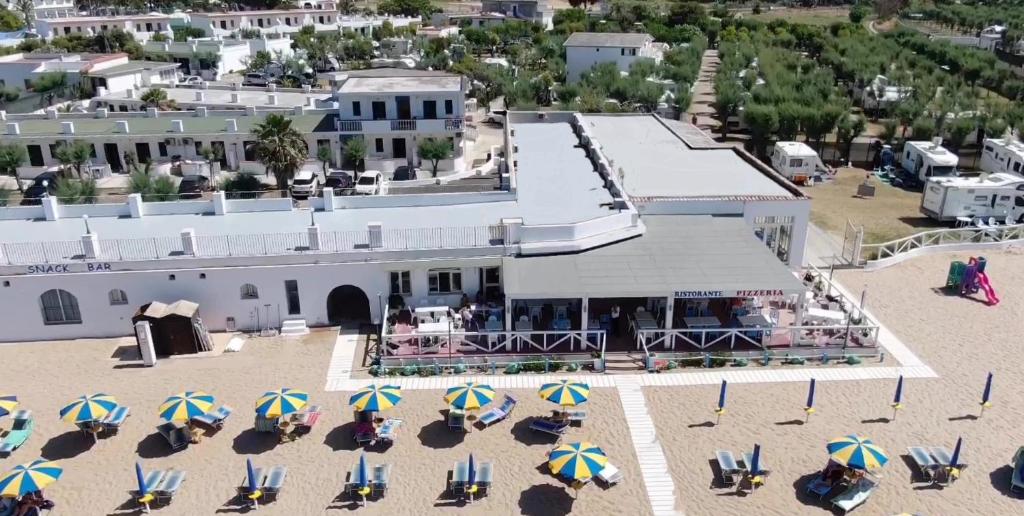 una vista aerea di un resort con sedie e ombrelloni di Villaggio Bellariva a Peschici