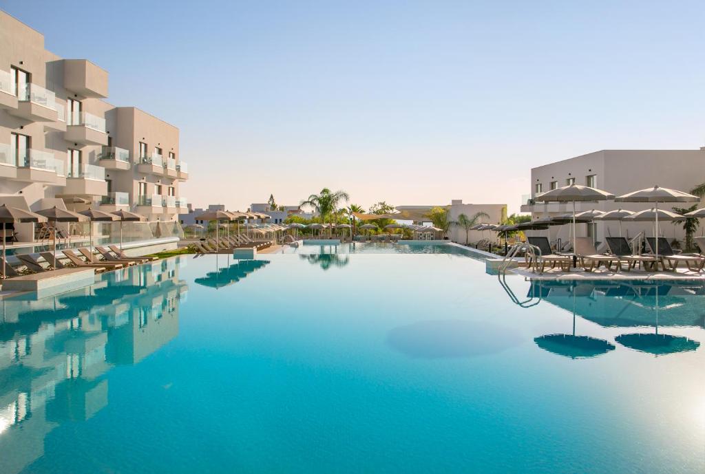 uma grande piscina com água azul num resort em Atlantica Aqua Blue em Protaras