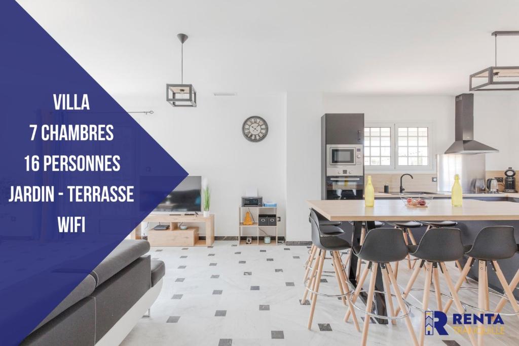 a kitchen with a table and chairs in a room at La Villa Rosa Wifi Jardin Barbecue in Béziers