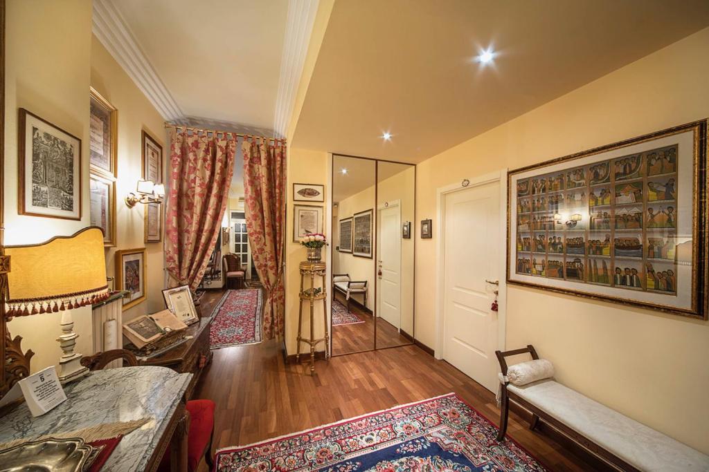 - un couloir d'une maison avec un salon dans l'établissement Bevilacqua Boutique, à Macerata