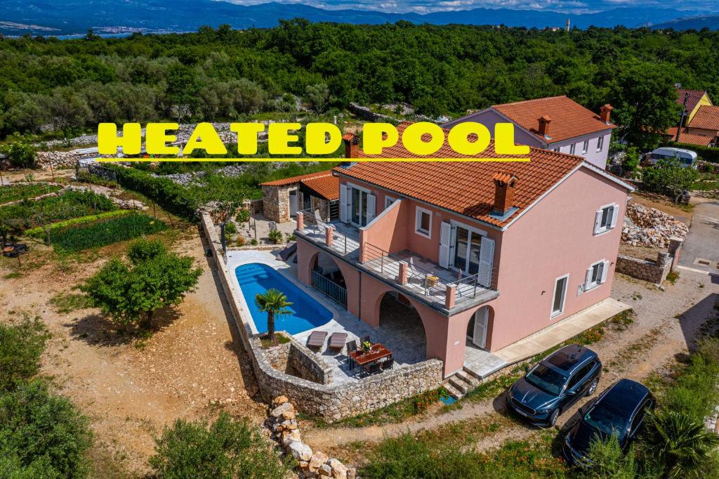 La alberca dentro o cerca de Villa MALI RAJ