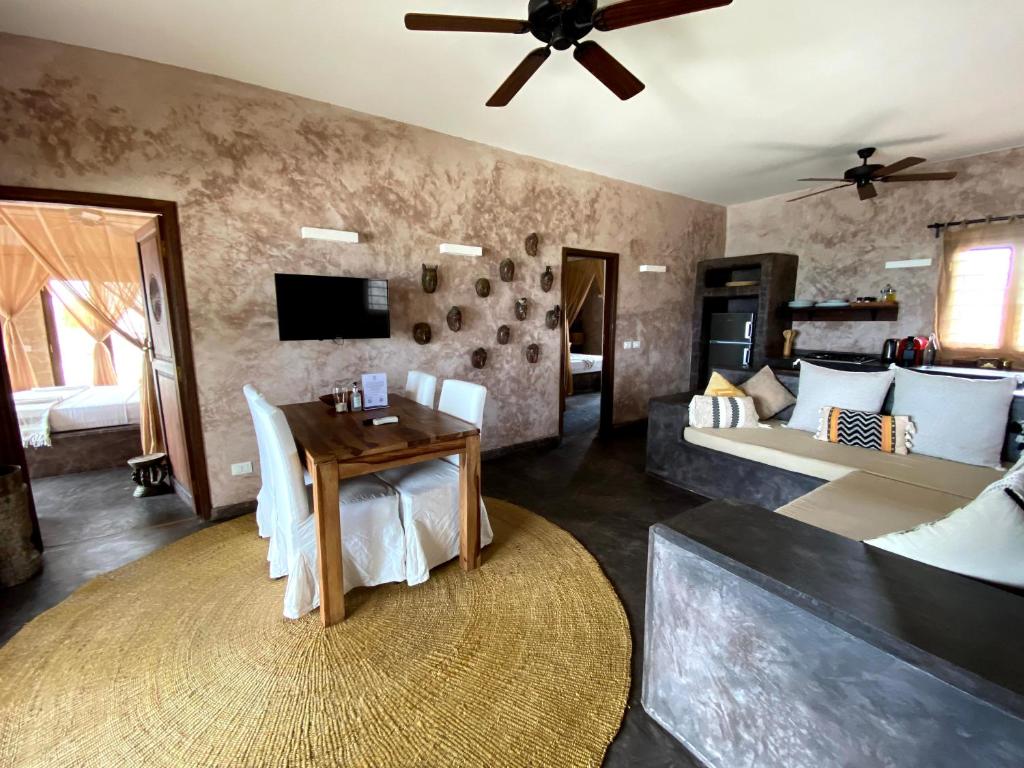 TV a/nebo společenská místnost v ubytování Joya' Beach Suites & Villa