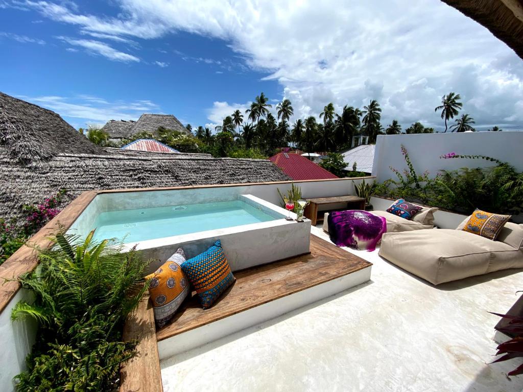 Bazén v ubytování Joya' Beach Suites & Villa nebo v jeho okolí
