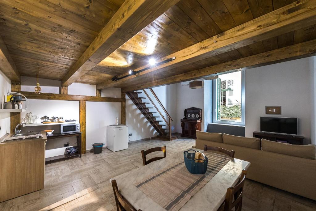 ein Wohnzimmer mit einem Tisch und einem Sofa in der Unterkunft Casa Calu' in Neapel