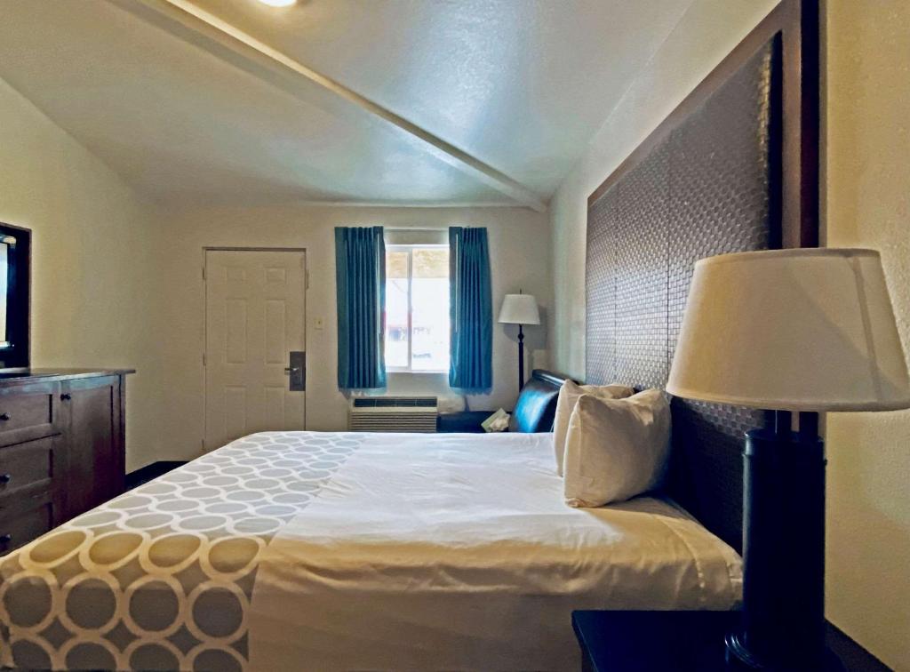 Postel nebo postele na pokoji v ubytování Rodeway Inn Old Town Scottsdale