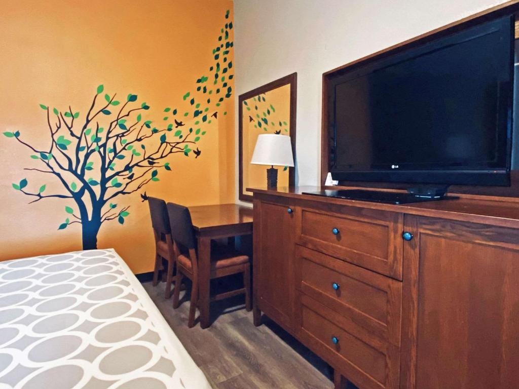 TV a/nebo společenská místnost v ubytování Rodeway Inn Old Town Scottsdale