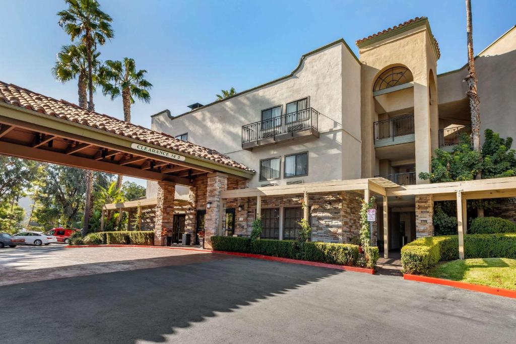 a building with a parking lot in front of it at Comfort Inn & Suites Orange County John Wayne Airport in Santa Ana