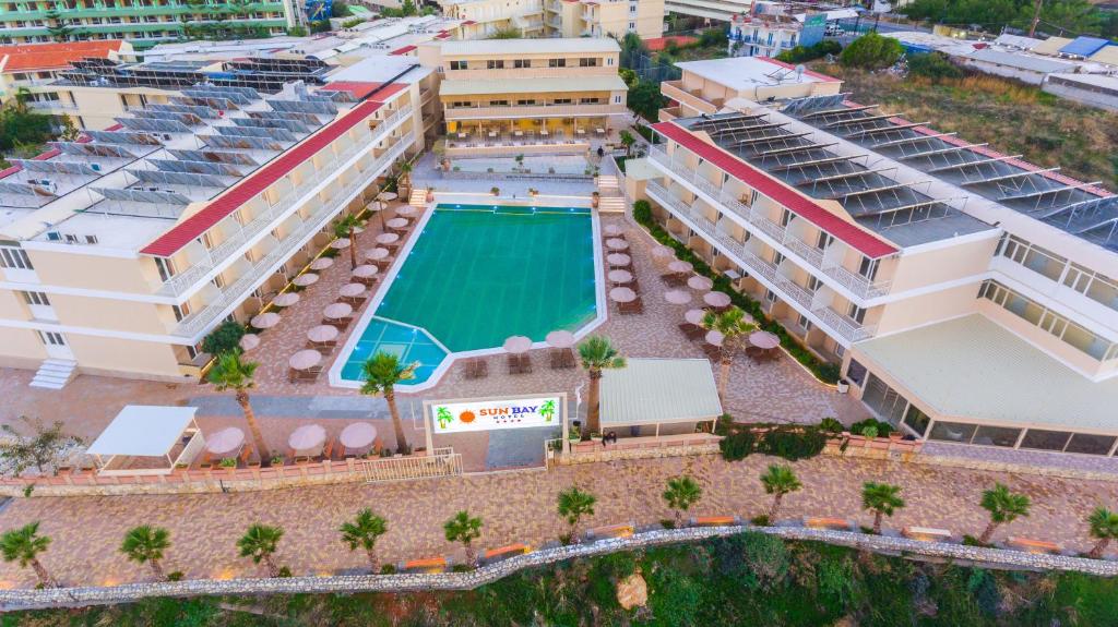 eine Luftansicht eines Hotels mit Pool in der Unterkunft SunBay Hotel in Hersonissos