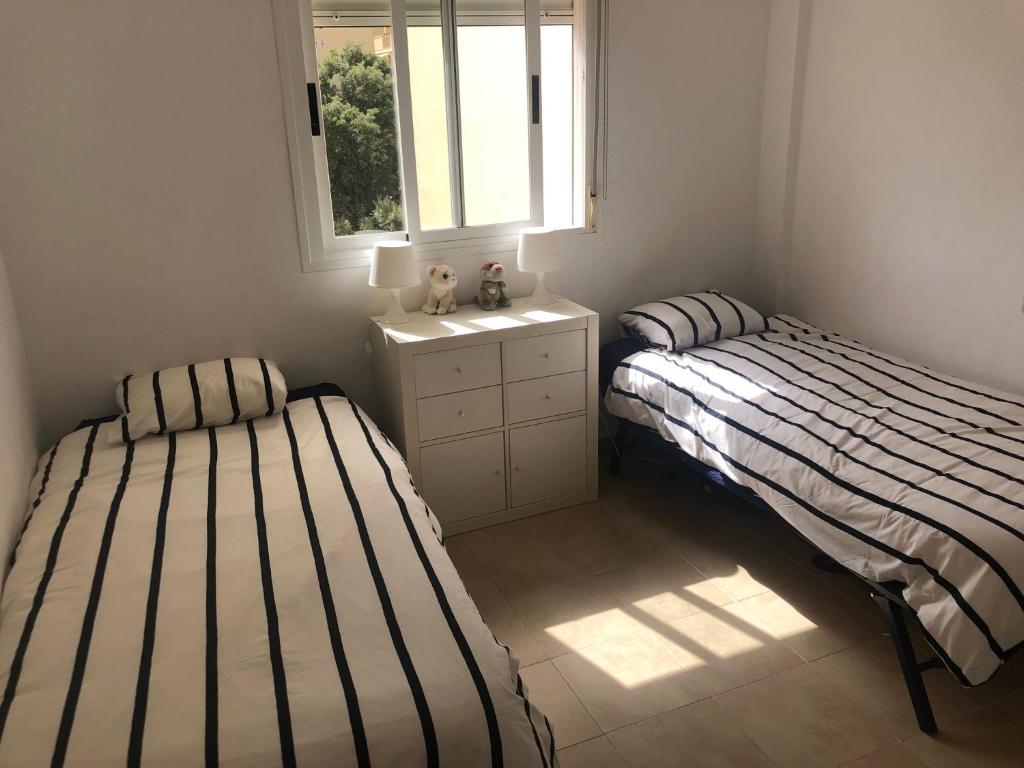 Postel nebo postele na pokoji v ubytování Beautiful Holiday Apartment 2 Bedroom Beach and Pool Malaga Marbella Calahonda Royale Mijas Costa Spain