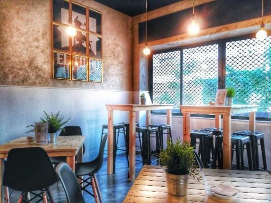 Reštaurácia alebo iné gastronomické zariadenie v ubytovaní Un respiro en cádiz playa victoria 1 hab y salón con sofa cama