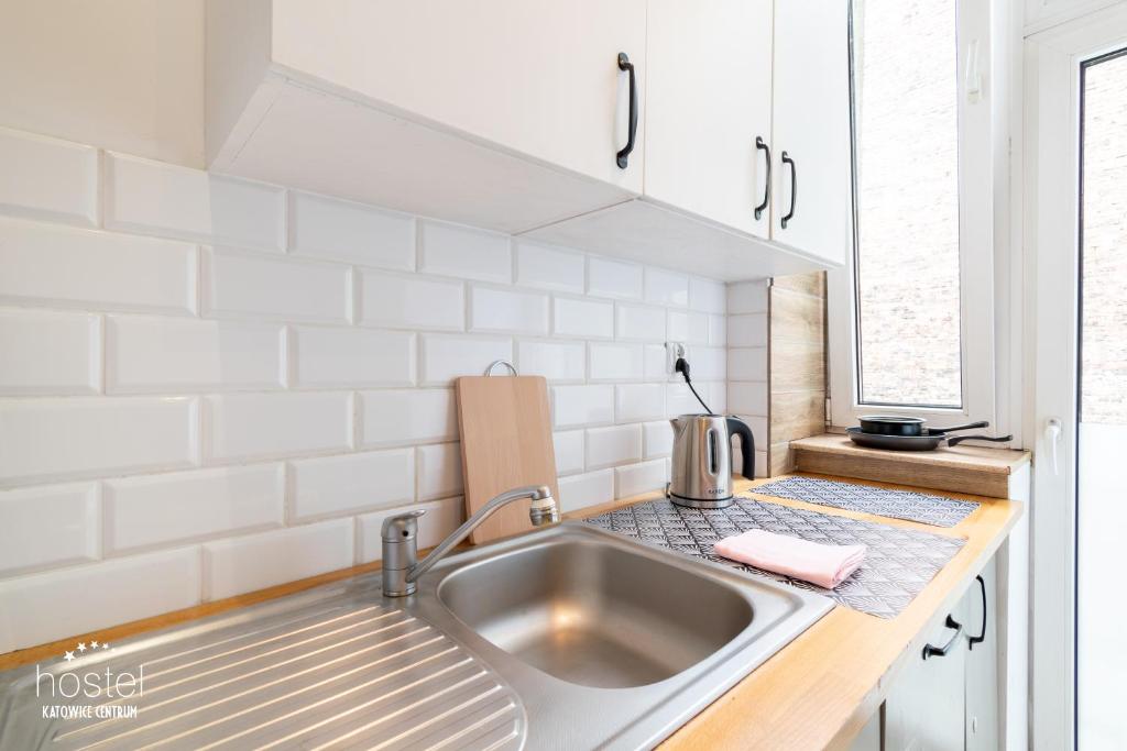Kuchyň nebo kuchyňský kout v ubytování Hostel Katowice Centrum