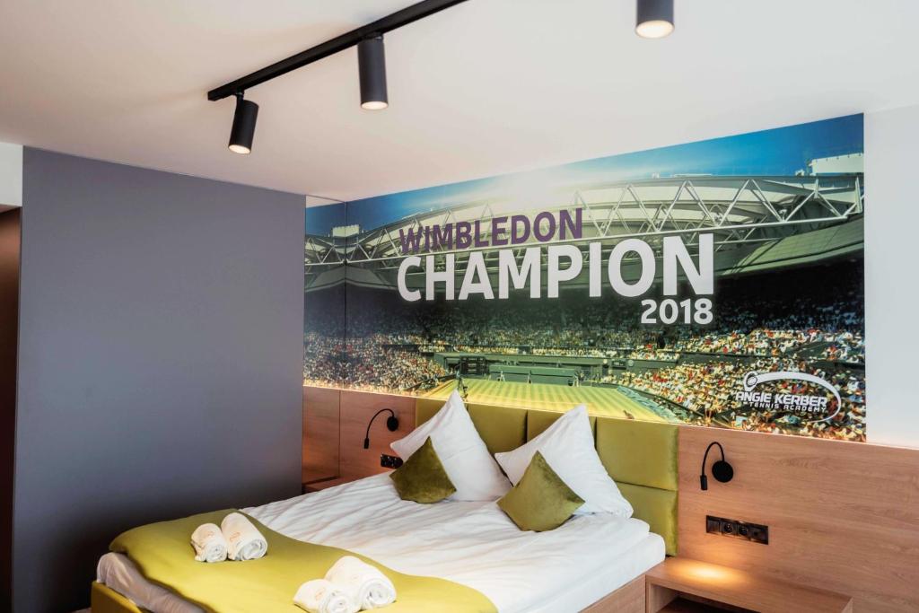 ein Schlafzimmer mit einem Wandbild für Baseballspiele in der Unterkunft Hotel Angie in Puszczykowo