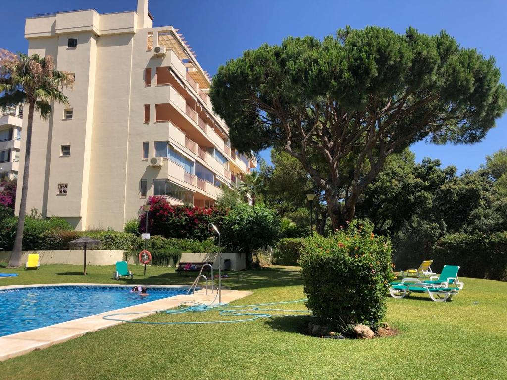 Bazén v ubytování Beautiful Holiday Apartment 2 Bedroom Beach and Pool Malaga Marbella Calahonda Royale Mijas Costa Spain nebo v jeho okolí
