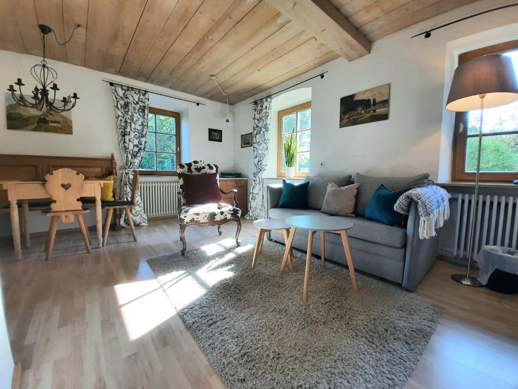 a living room with a couch and a table at König Ludwig' das märchenhafte Appartement in Oberammergau