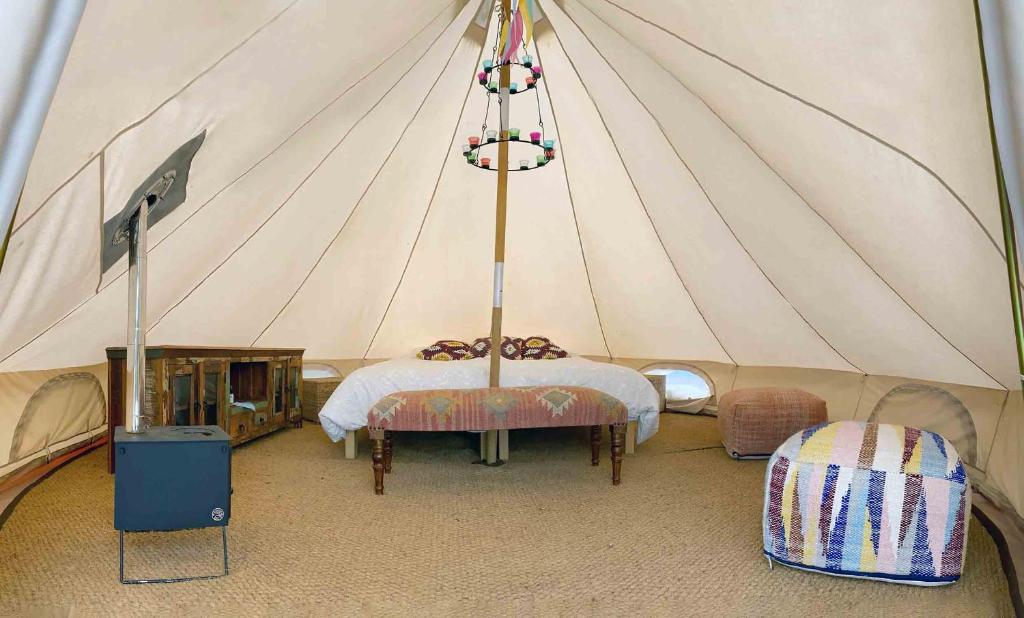 uma tenda com uma cama e uma mesa em Glamping in the Trosa Archipelago em Trosa