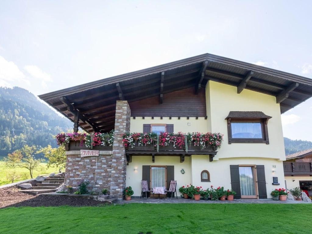 伊特爾的住宿－Apartment in Tyrol 100 m to the mountain railway，一座房子,阳台上种着鲜花
