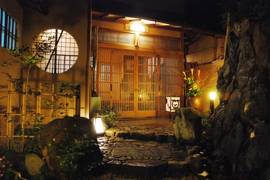 una entrada a un edificio por la noche en Yadoya Manjiro, en Kioto