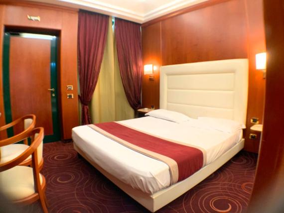 una camera con un grande letto di AS Hotel Monza a Monza