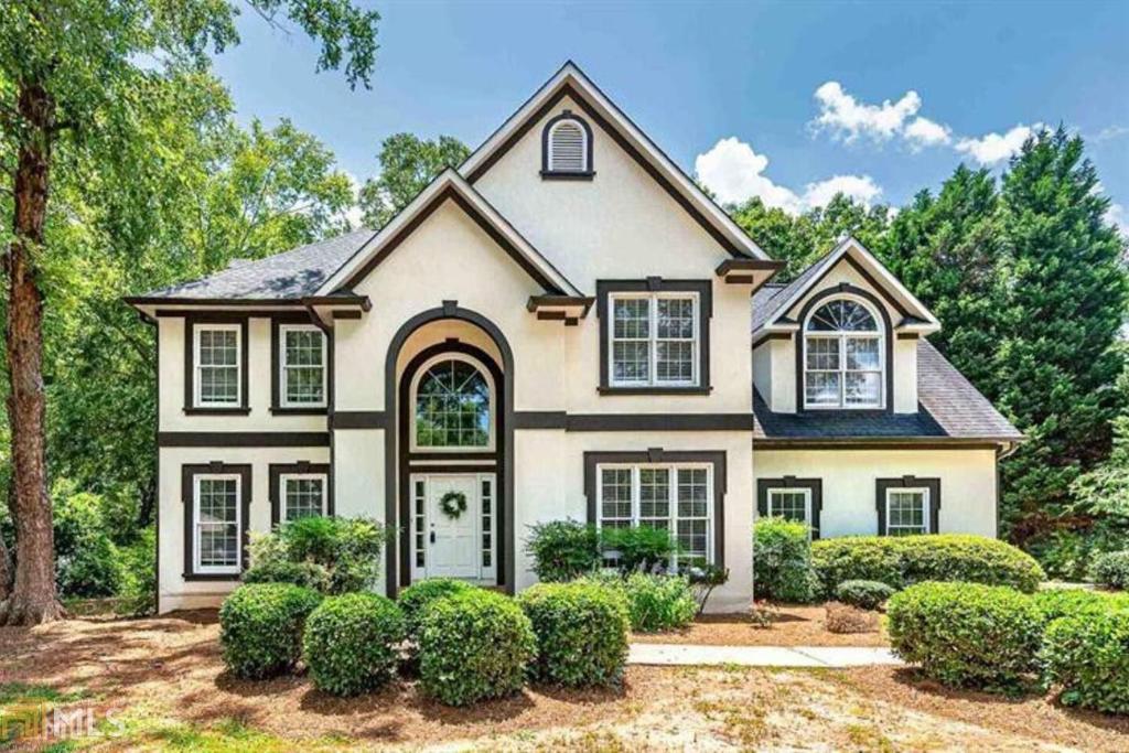 4BR Luxury Estate On The Green w/ Deck & Parking - Housity