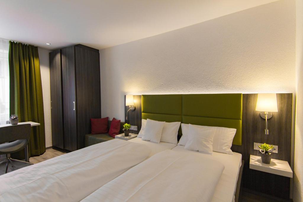 Postel nebo postele na pokoji v ubytování Insel-Hotel-Lindau