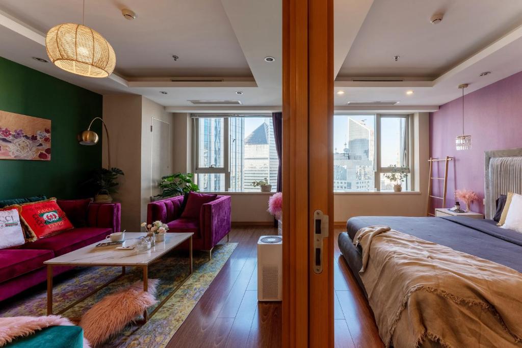 Postel nebo postele na pokoji v ubytování Tianjin G'apartment - Five Great Avenues