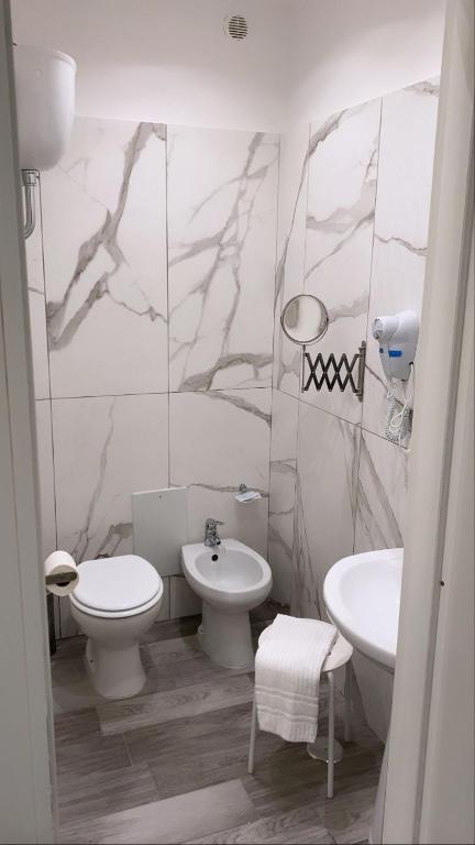 biała łazienka z toaletą i umywalką w obiekcie Hotel stranamore w mieście Varcaturo