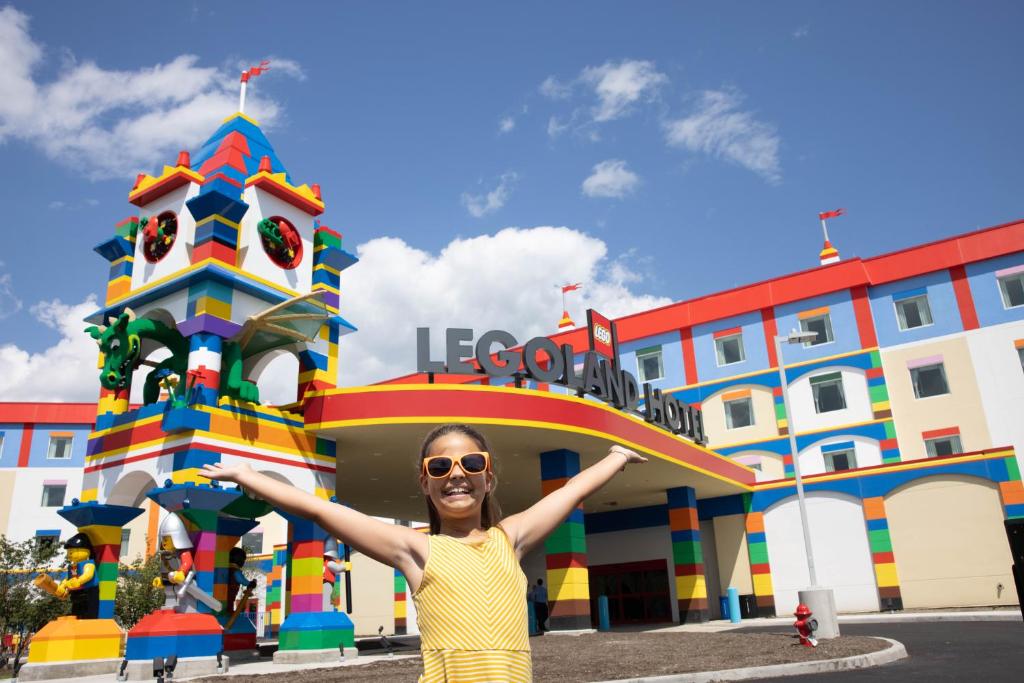 een vrouw staat voor een gebouw bij LEGOLAND New York Resort in Goshen