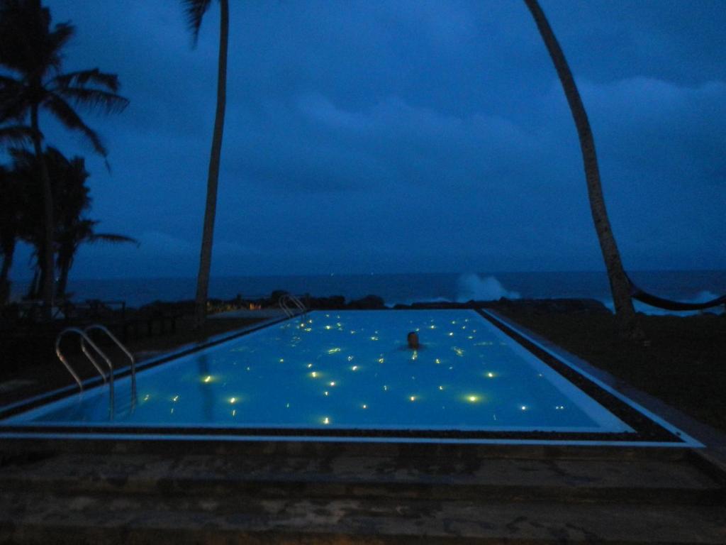 Bazén v ubytování Silverlane Beach House nebo v jeho okolí