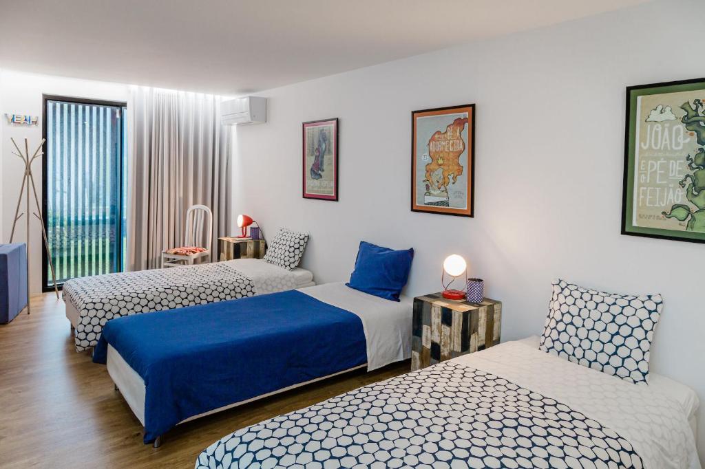 Habitación de hotel con 2 camas y sofá en casasun777, deixe-se surpreender e deslumbrar!, en Braga