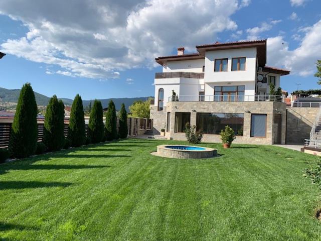 a large house with a large yard with a large yard sidx sidx sidx at Луксозна вила - Стрелча, джакузи с минерална вода in Strelcha