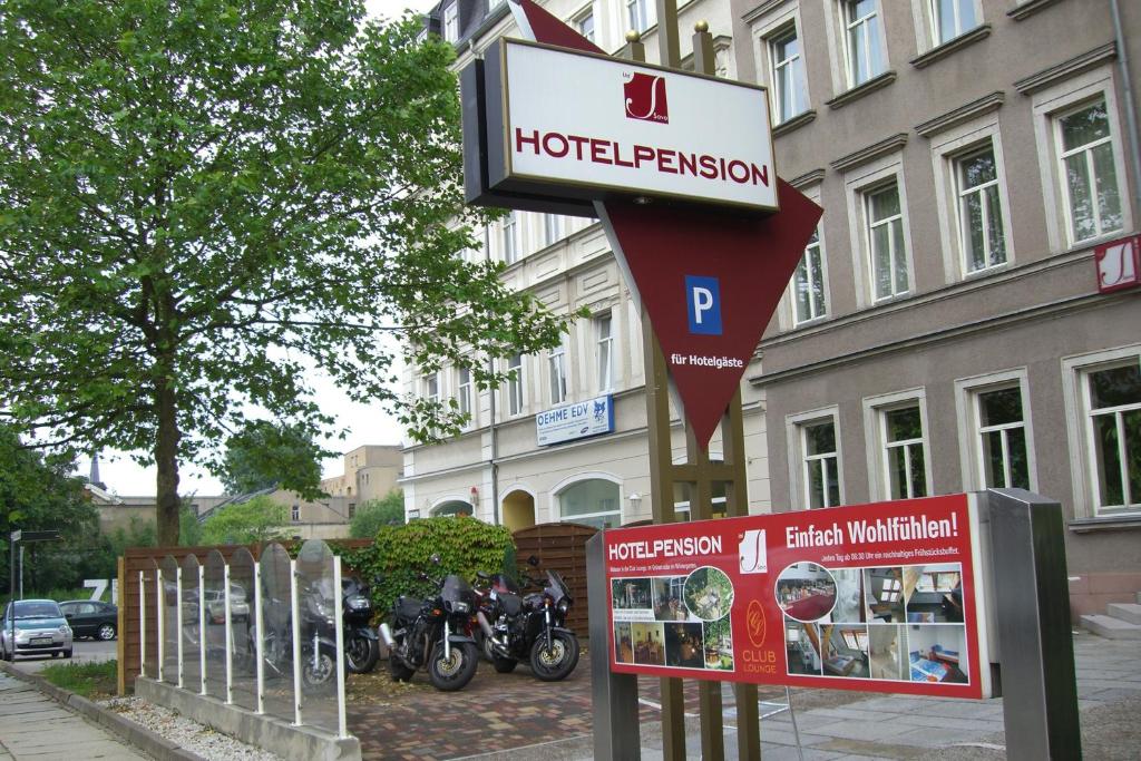 um sinal de estacionamento do hotel em frente a um edifício em Pension Savo em Chemnitz