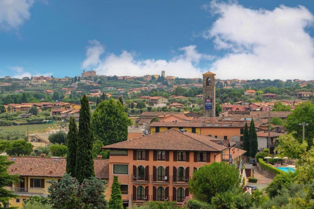 uma vista para uma cidade com um edifício e uma torre em AHG Donna Silvia Wellness Hotel em Manerba del Garda