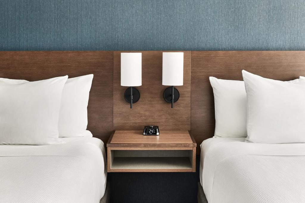 Postel nebo postele na pokoji v ubytování Hyatt Place Phoenix/Downtown