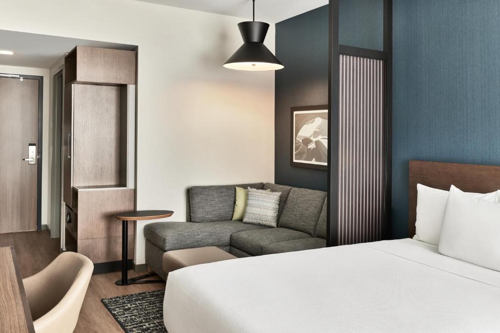 Postel nebo postele na pokoji v ubytování Hyatt Place Phoenix/Downtown