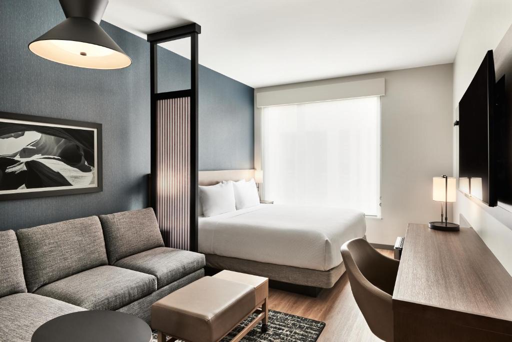 Postel nebo postele na pokoji v ubytování Hyatt Place Phoenix/Downtown