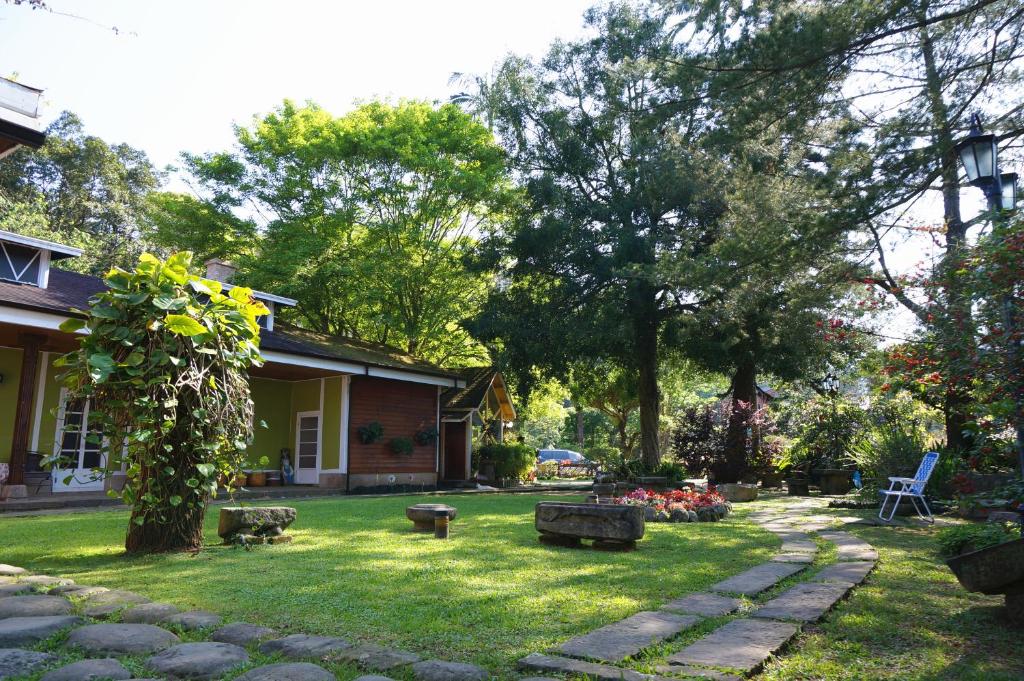 a yard with benches in front of a house at Li Jin Kuan Homestay in Nanzhuang