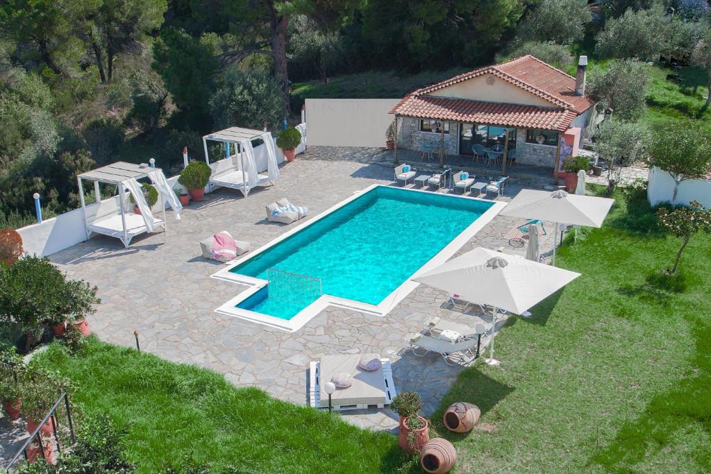 una vista aérea de una piscina con sombrillas en ANGELOS STUDIOS, en Vromolimnos