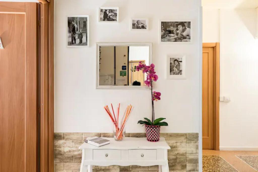 un tavolo bianco con un vaso di fiori sopra di Vatican Secret Rooms a Roma