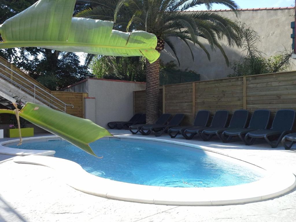 Bazén v ubytování Hotel Le Majestic Canet plage nebo v jeho okolí