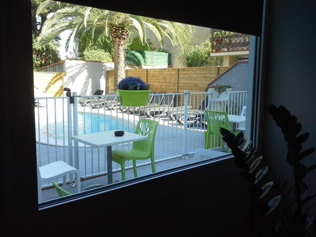 Bazén v ubytování Hotel Le Majestic Canet plage nebo v jeho okolí