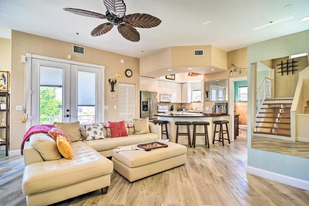sala de estar con 2 sofás y cocina en Colorful Townhome, Steps to Clearwater Beach!, en Clearwater Beach