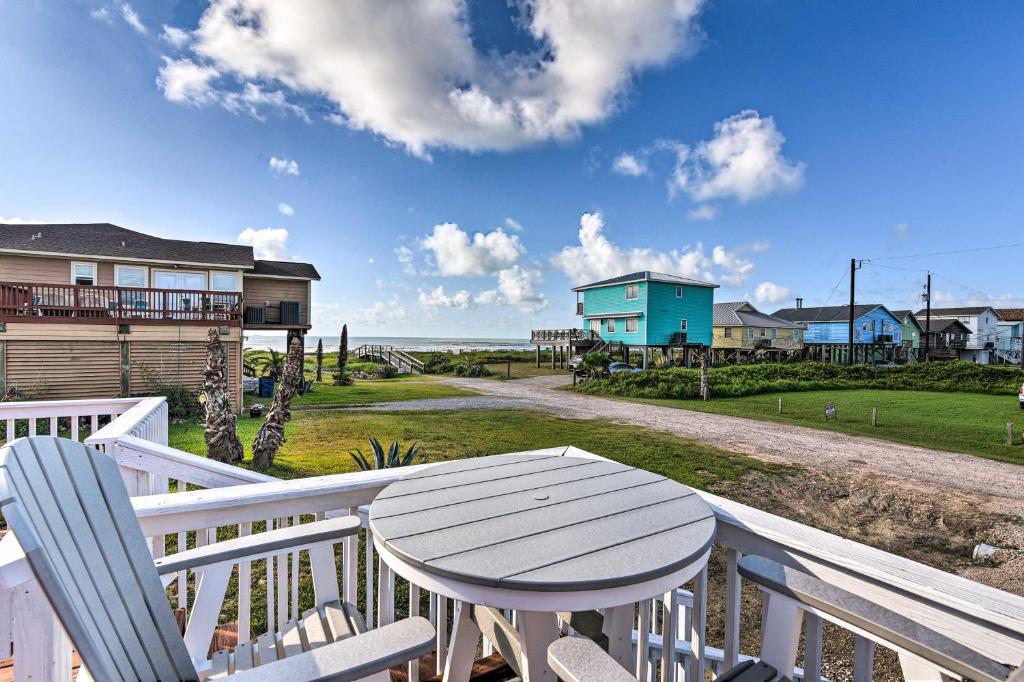 einen Tisch und Stühle auf einem Balkon mit Meerblick in der Unterkunft The Spicy Crab Beachy Escape - Steps to Shore! in Freeport
