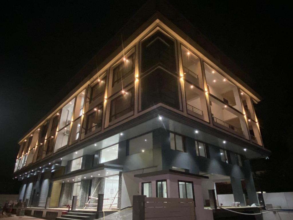 un gran edificio con muchas ventanas por la noche en Ira by Orchid Porvorim Goa, en Porvorim