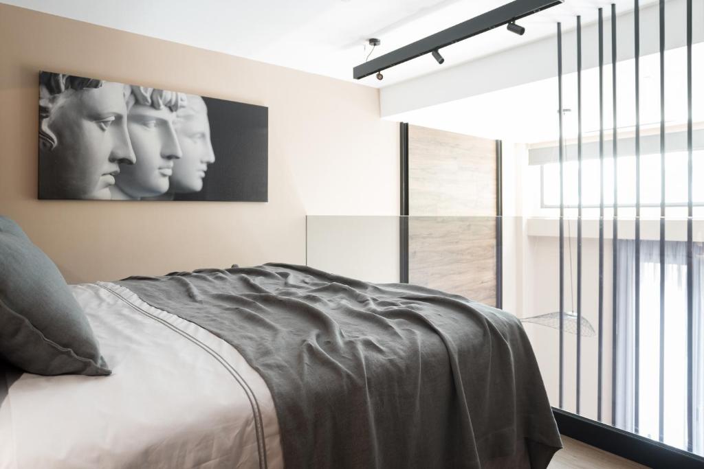Postel nebo postele na pokoji v ubytování 11 Enteka Acropolis Suites