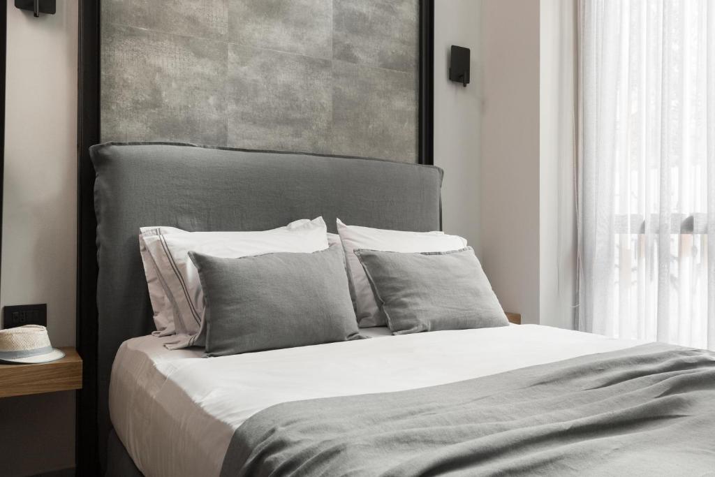 Postel nebo postele na pokoji v ubytování 11 Enteka Acropolis Suites