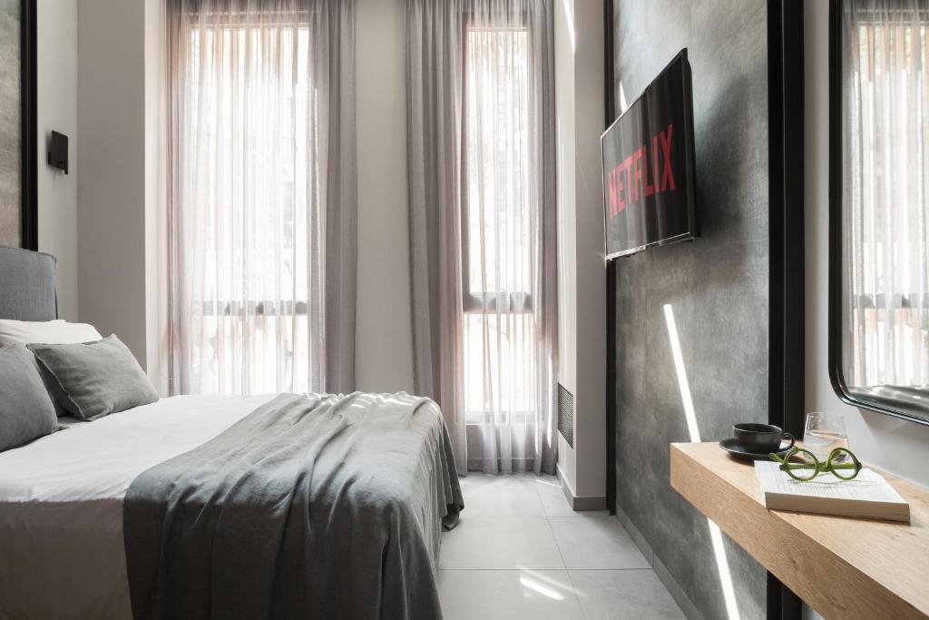 Postel nebo postele na pokoji v ubytování 11 Enteka Acropolis Suites