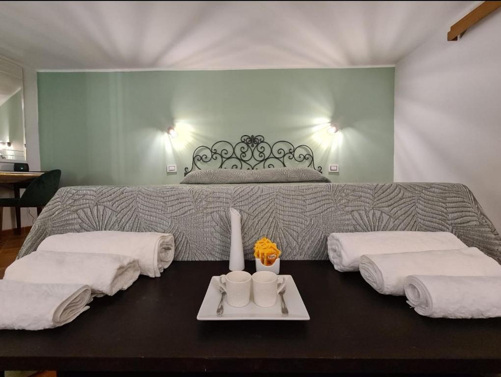um quarto com uma cama e uma mesa com toalhas em Pozzuoli Green house em Pozzuoli