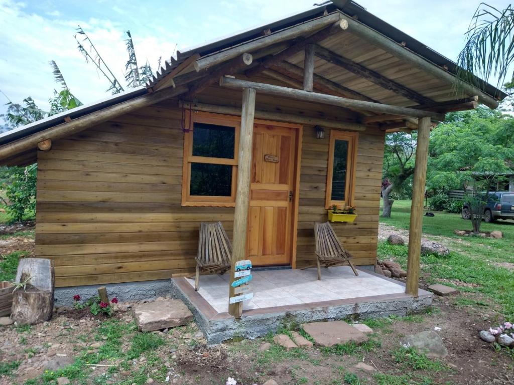 大普拉亞的住宿－Pousada Vó Ciloca，小木屋前方设有两把椅子
