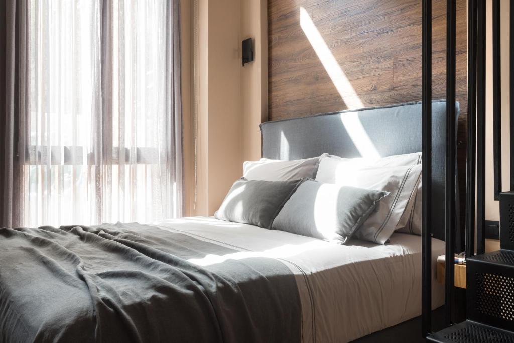 Postel nebo postele na pokoji v ubytování 11 Enteka Acropolis Suites
