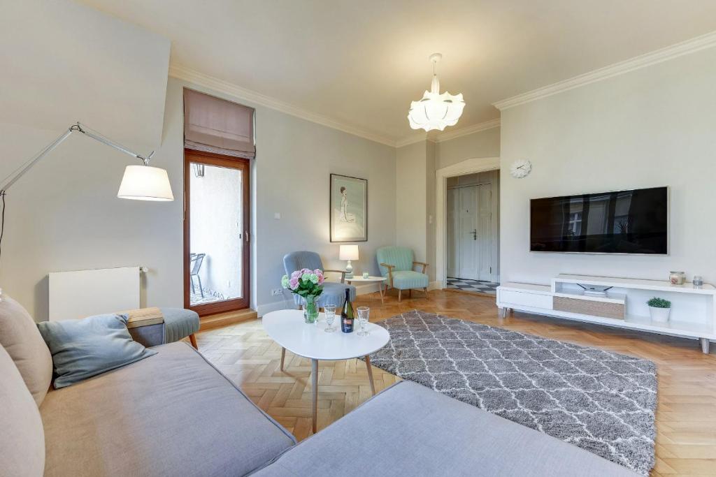 Televízia a/alebo spoločenská miestnosť v ubytovaní Sanhaus Apartments - FANTAZJA - Apartament z dwoma balkonami - 100 m2
